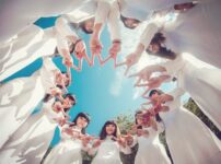 白いアオザイを着た女子学生集団